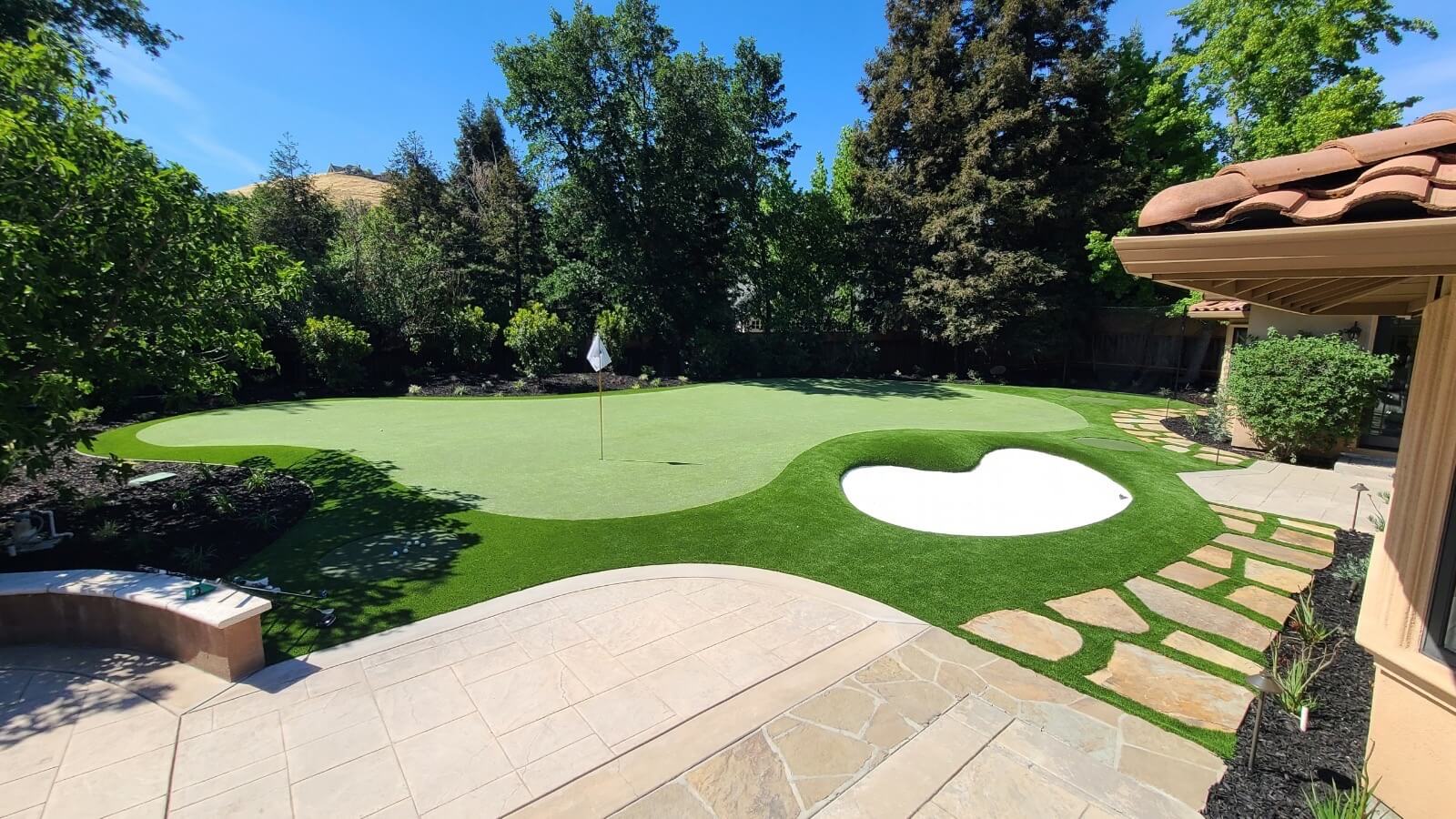 Residential backyard putting green from Premiere Greens